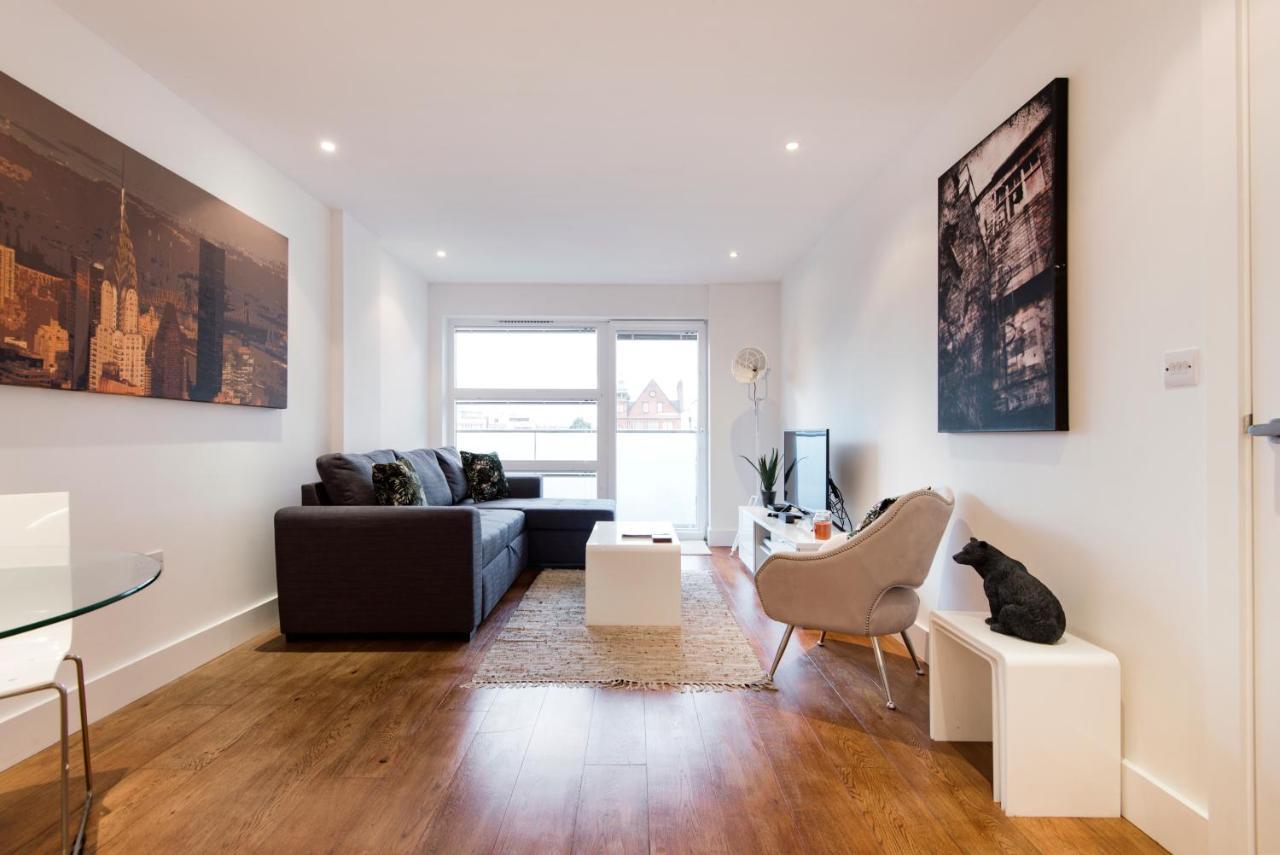 Luxury 2-bed Flat Parking And Close To The Tube Lejlighed