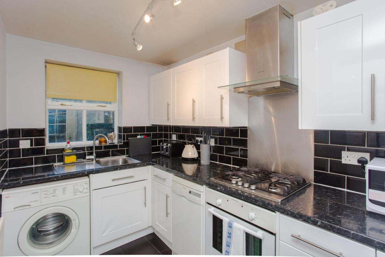 Contemporary 1bedroom Flat In Camberwell Oval London
