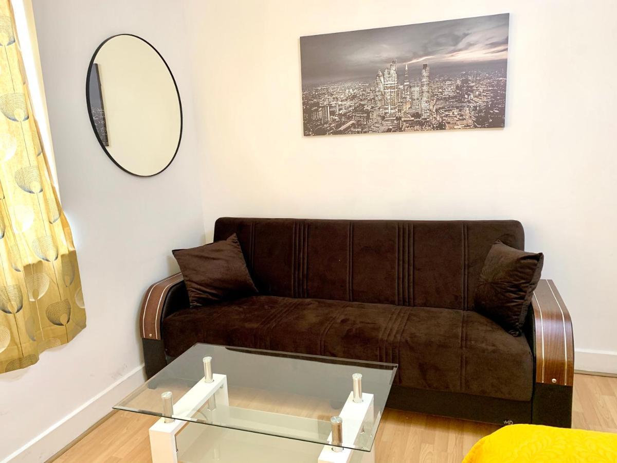 2 Bedrooms, Seperate Recption, Full Kitchen, Free Parking *