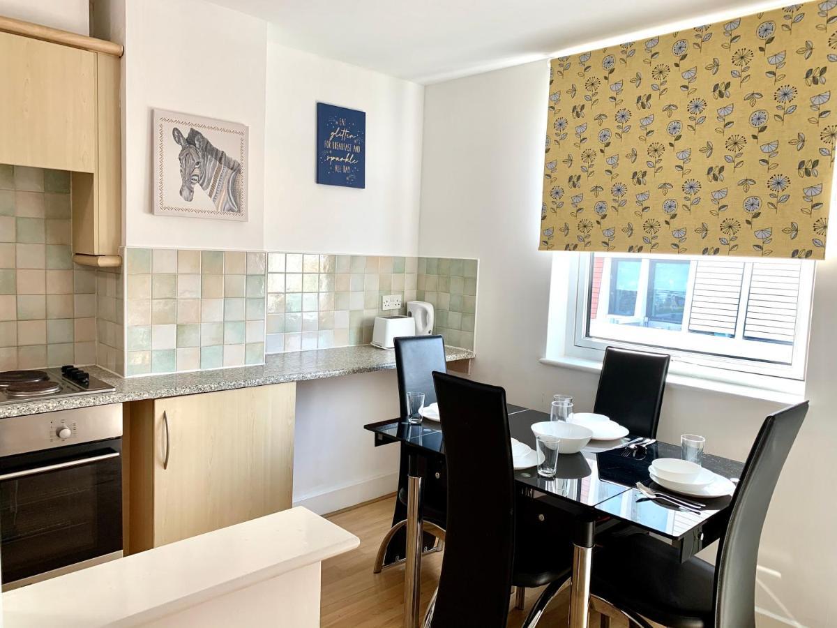 Appartement 2 Bedrooms, Seperate Recption, Full Kitchen, Free Parking