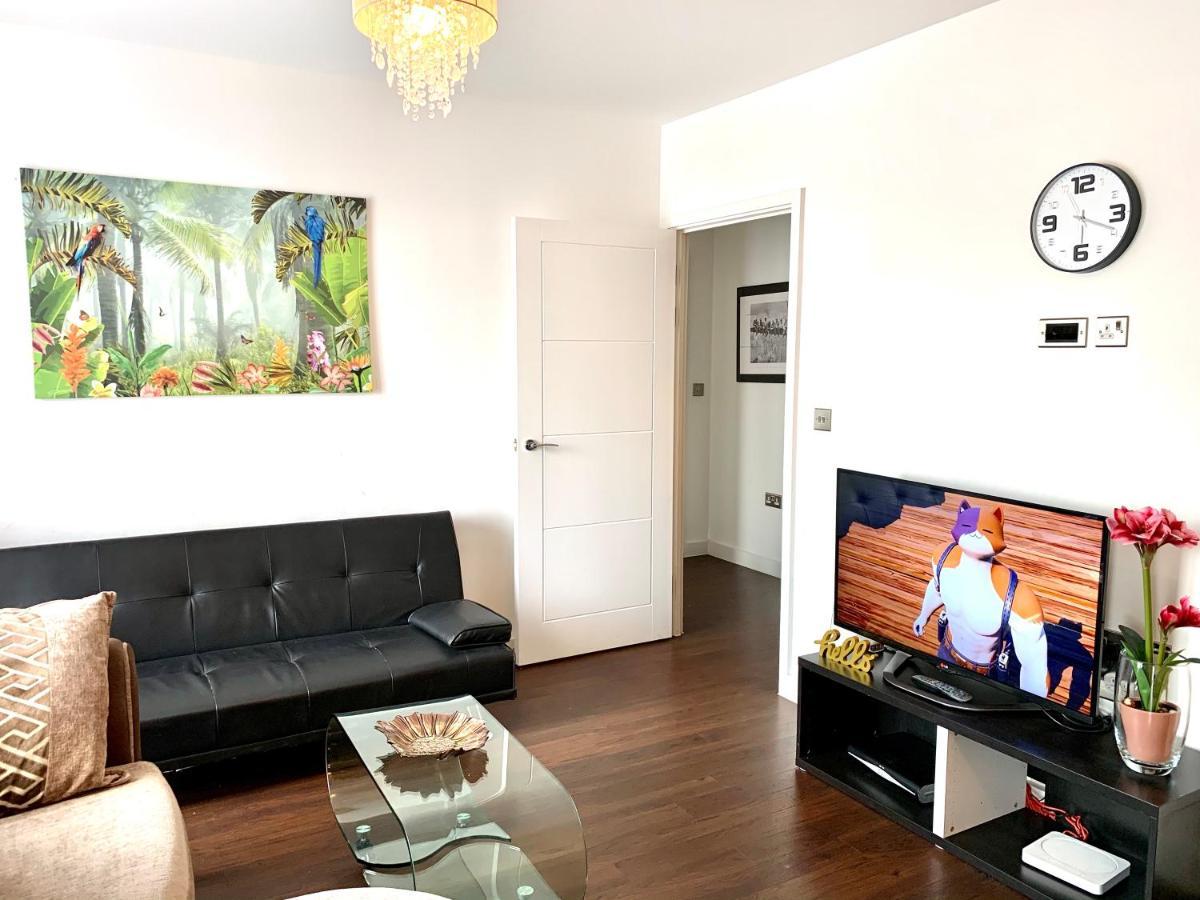 2-bedrooms Apartment, Lounge, Balcony Londen
