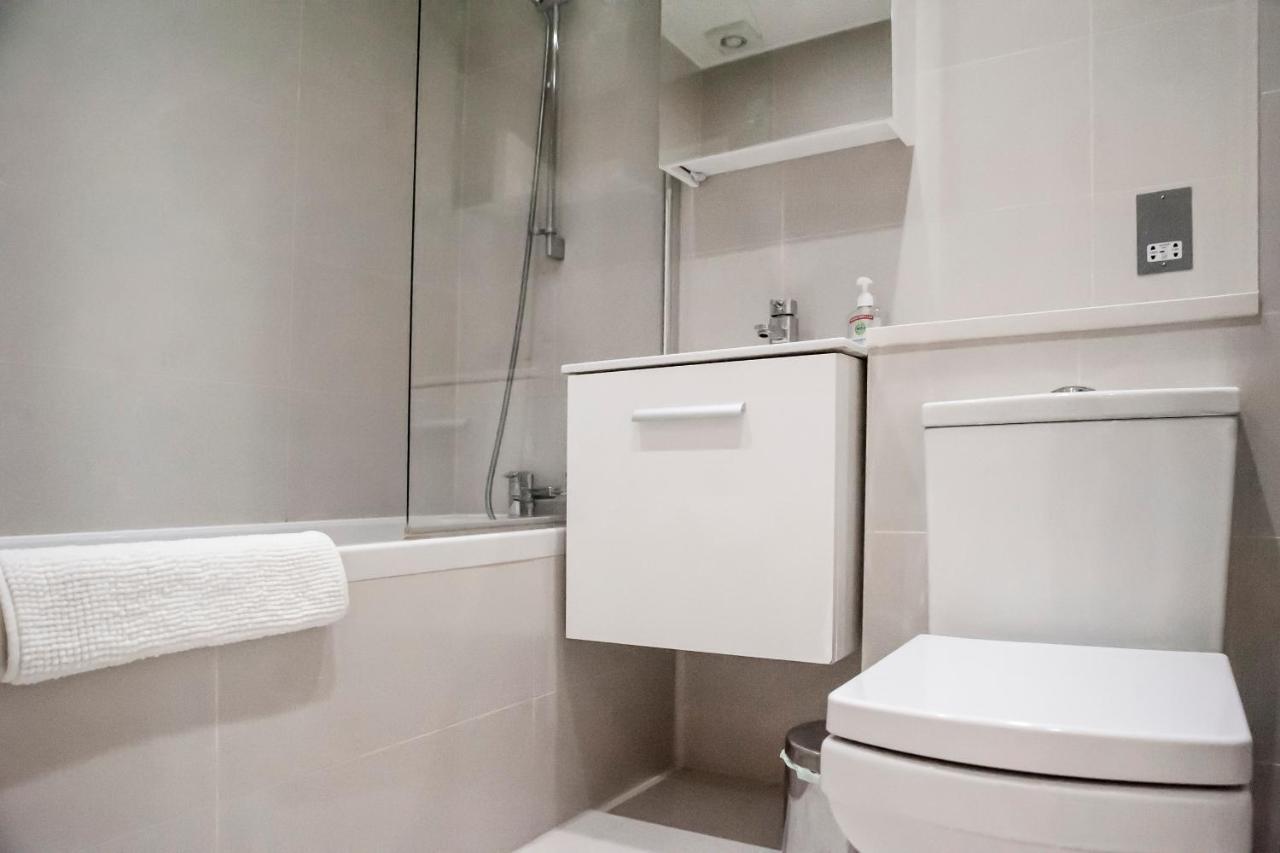 Unique 2bed/2bath - Top Floor - Private Balcony * Londra