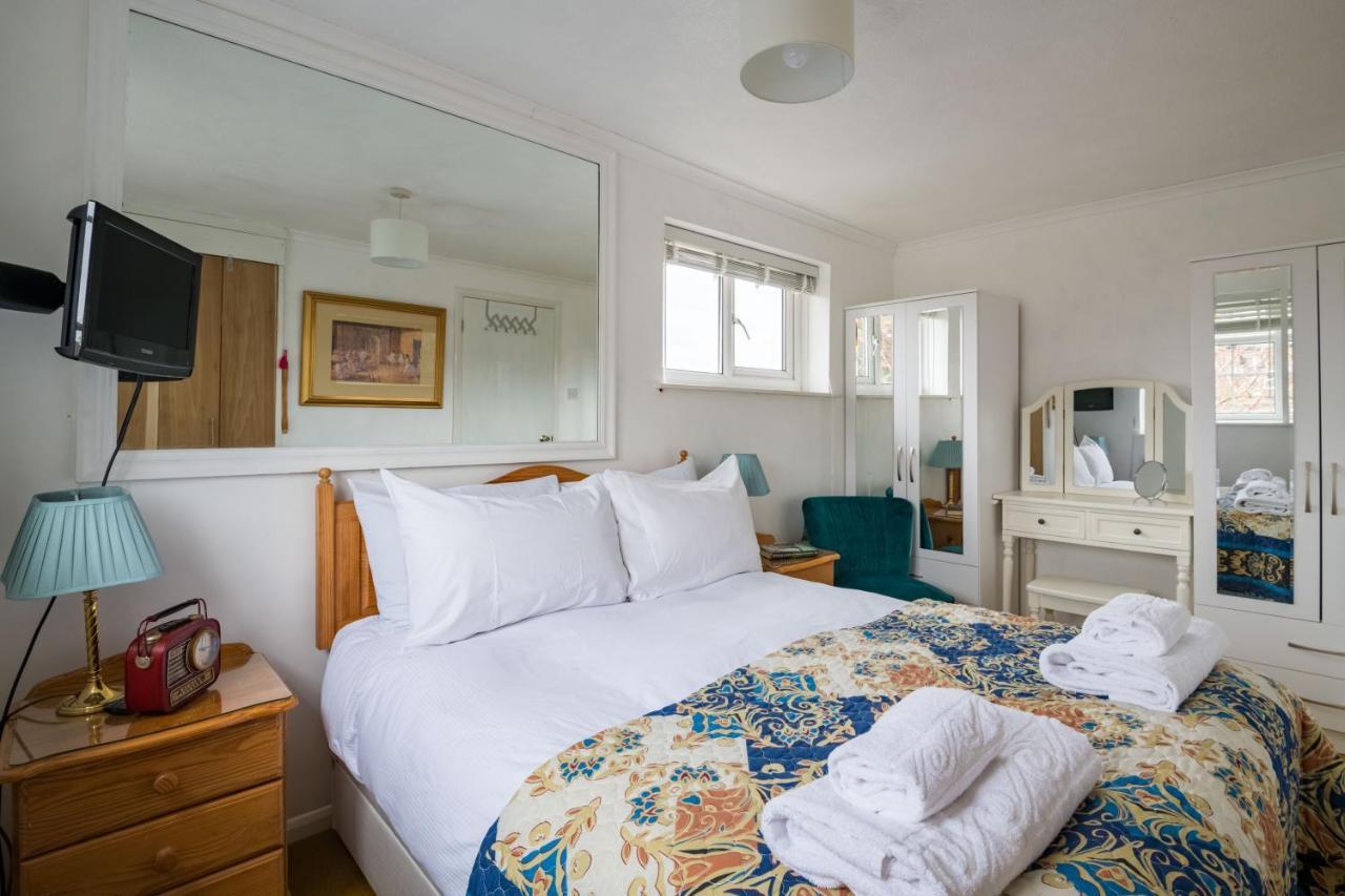 Exclusive In Acton By Underthedoormat * Londra
