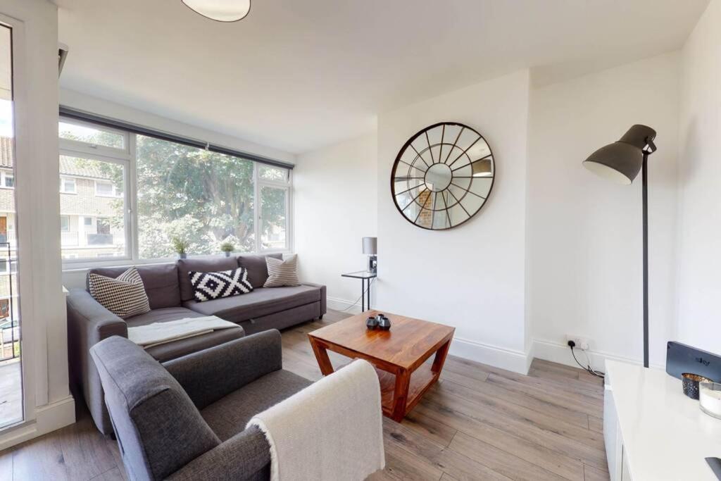 Amazing 3 Bedroom Flat - 4mins To Tube Station Leilighet *