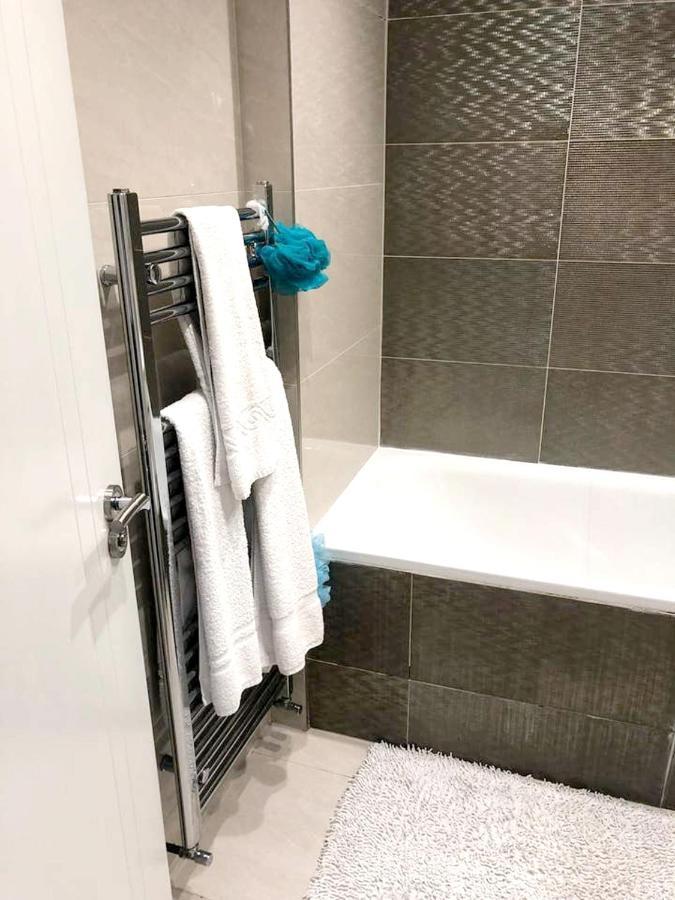 2 Bedrooms With View Balcony And Wifi At Greater Apartment *