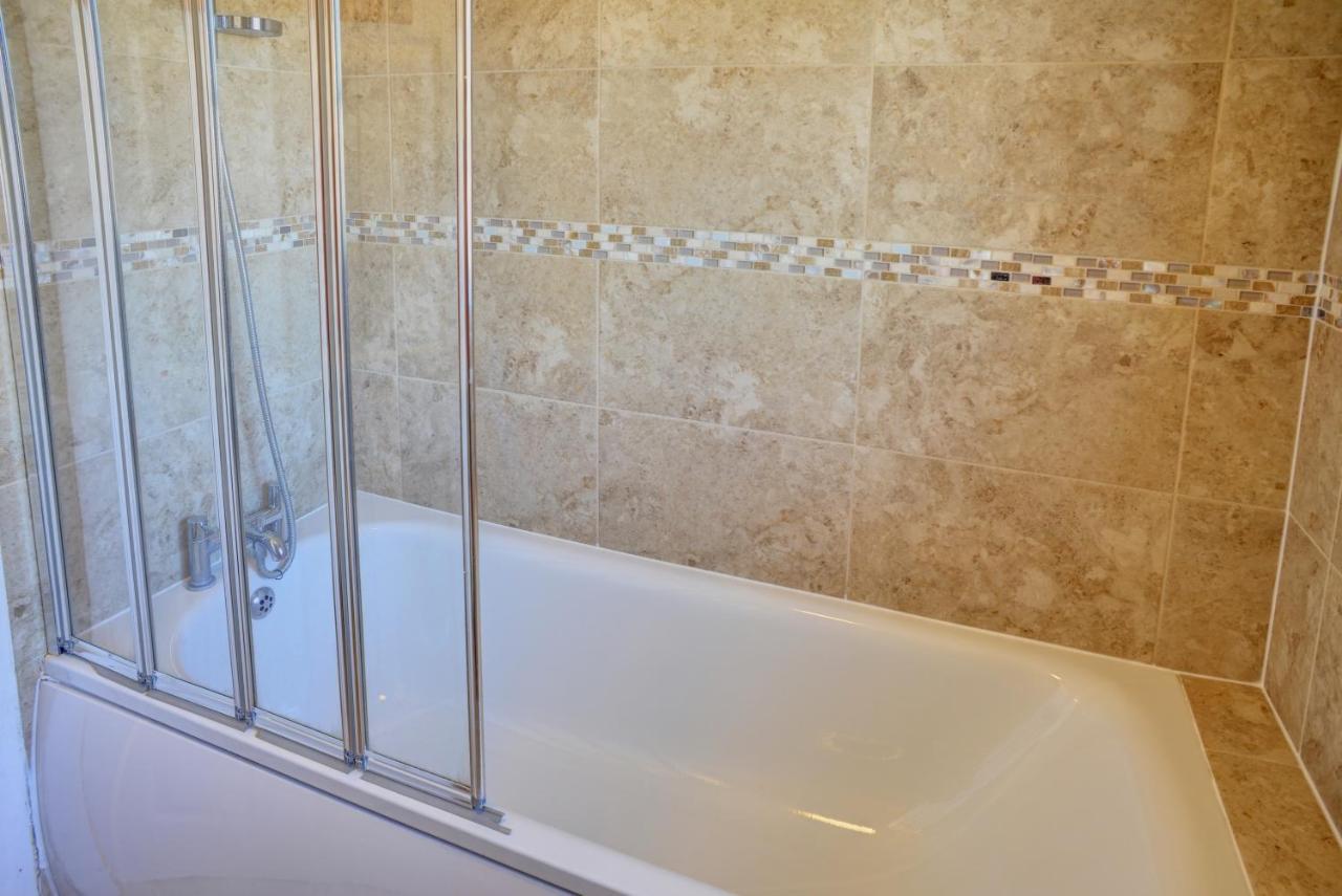 Semesterbostad Modern & Spacious - Walk To Excel- Parking