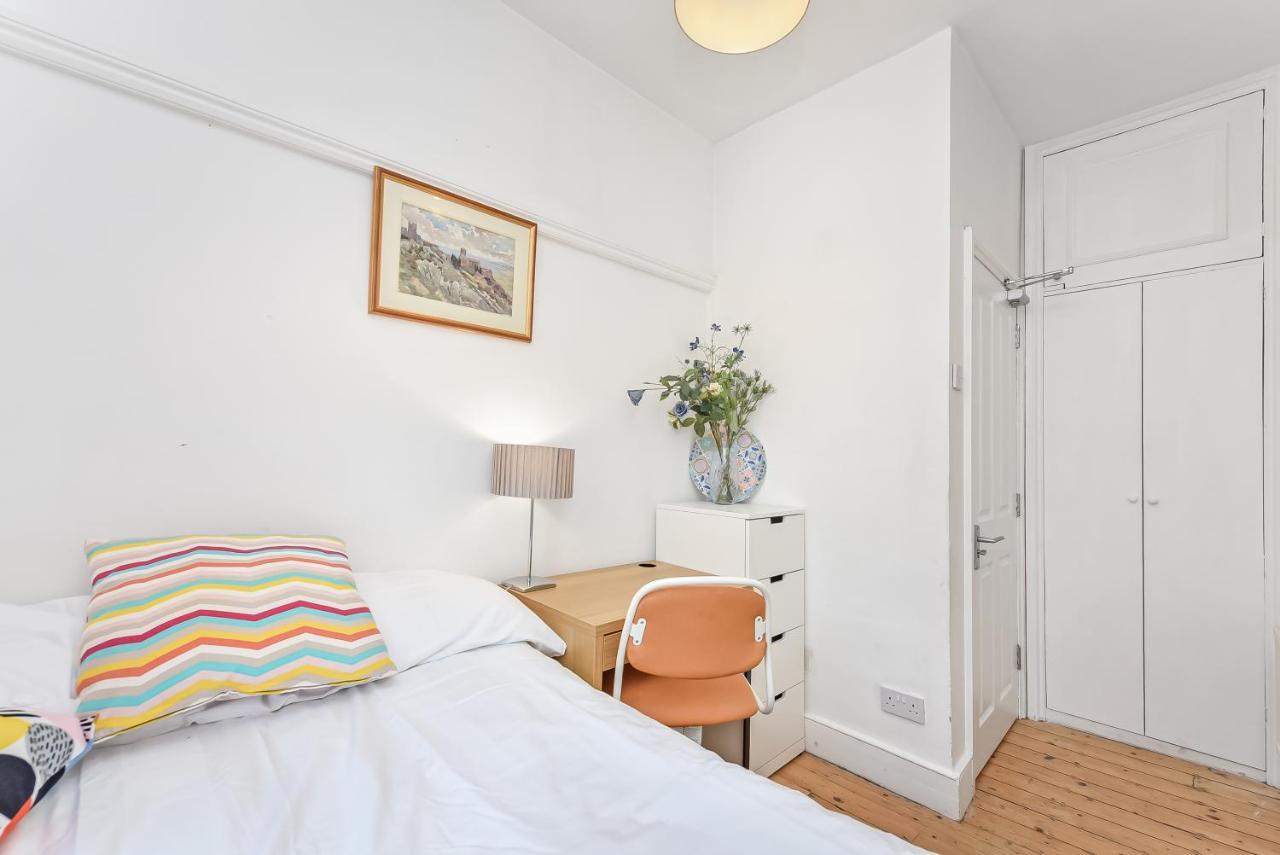 Groves 4 Bedroom, Shepherds Bush Appartement Londen