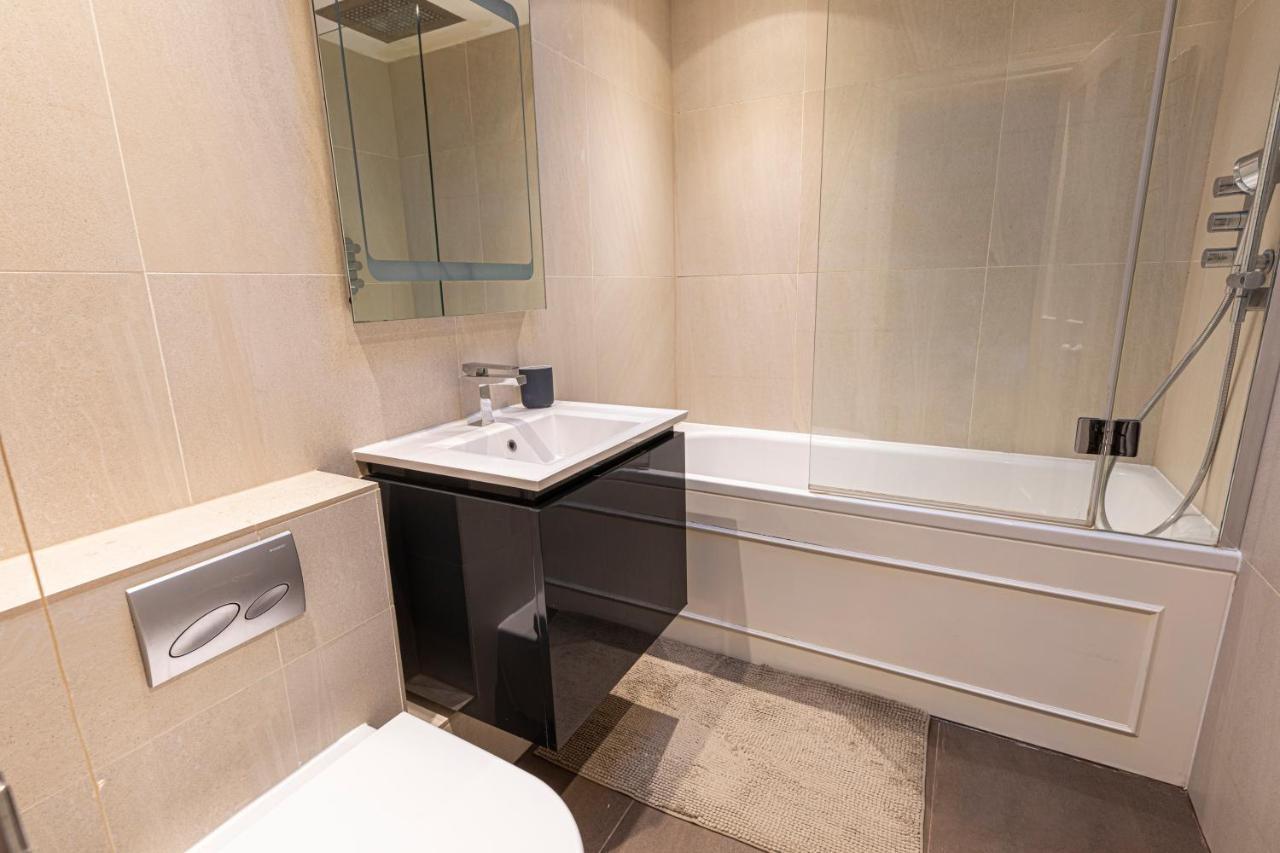 Altido Homely 2-bed Flat With Courtyard Apartment London