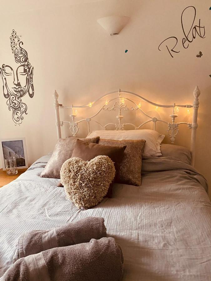 Stunning, Stylish Garden Flat In The Heart Of Wimbledon *
