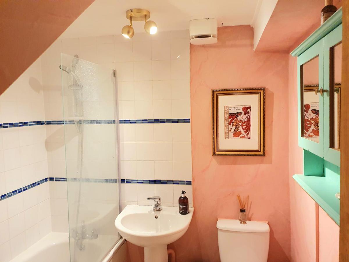 Boutique Style Large In Victorian Conversion Rum i privatbostad London