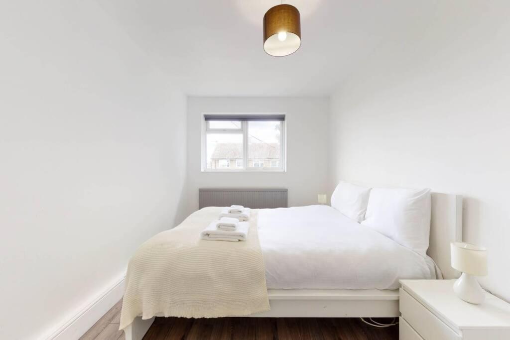 Amazing 3 Bedroom Flat - 4mins To Tube Station Leilighet *