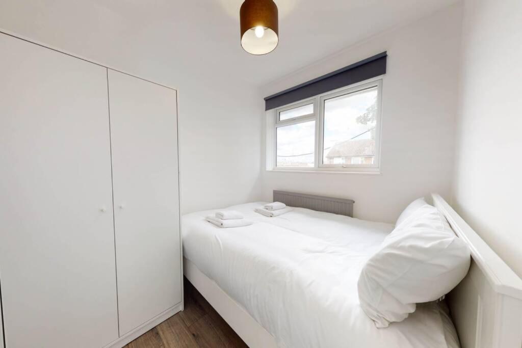 Amazing 3 Bedroom Flat - 4mins To Tube Station Leilighet *