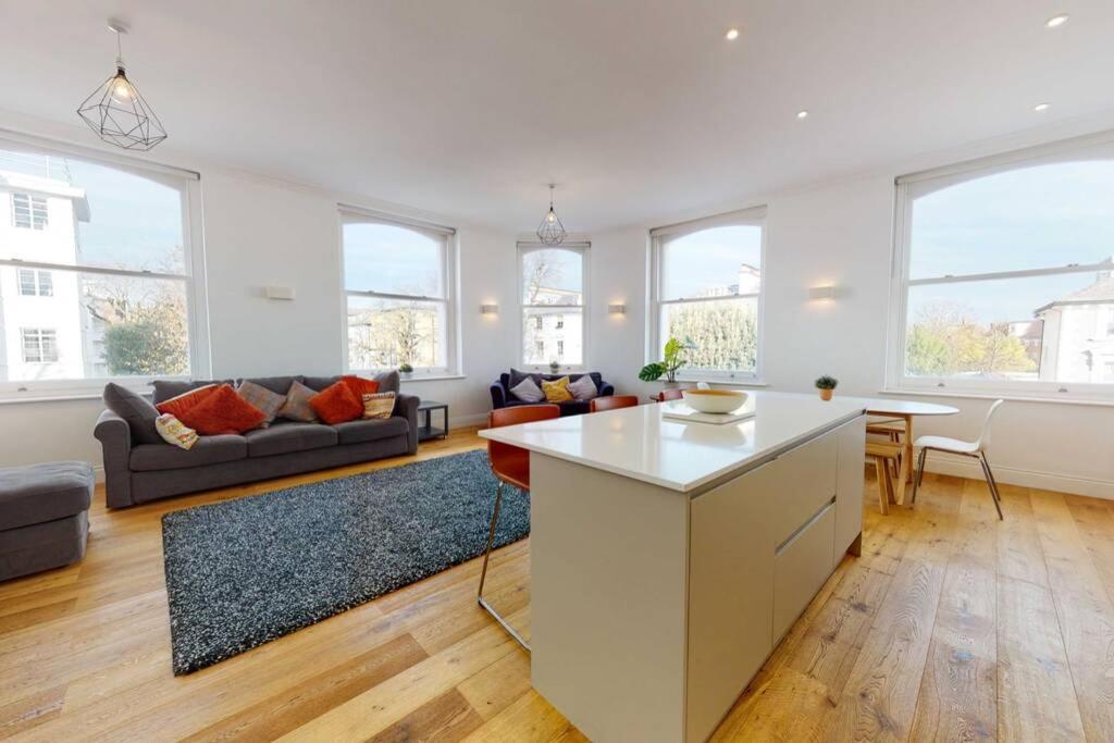 Superb 2 Bed Flat Camden 5 Min Walktube Station Lejlighed London