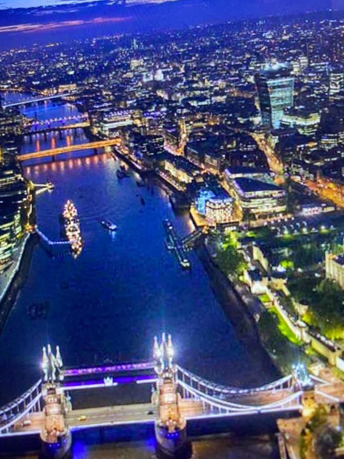 Appartement Shad Thames Pied-A-Terre Exquisite Historic Warehouse Air Conditioning Private Parking Garden & Balcony Next To Shard With Views Londen