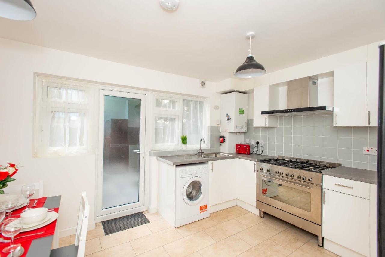Stunning Four Bedroom House Close To Excel, O2 & With Free Parking * Londen