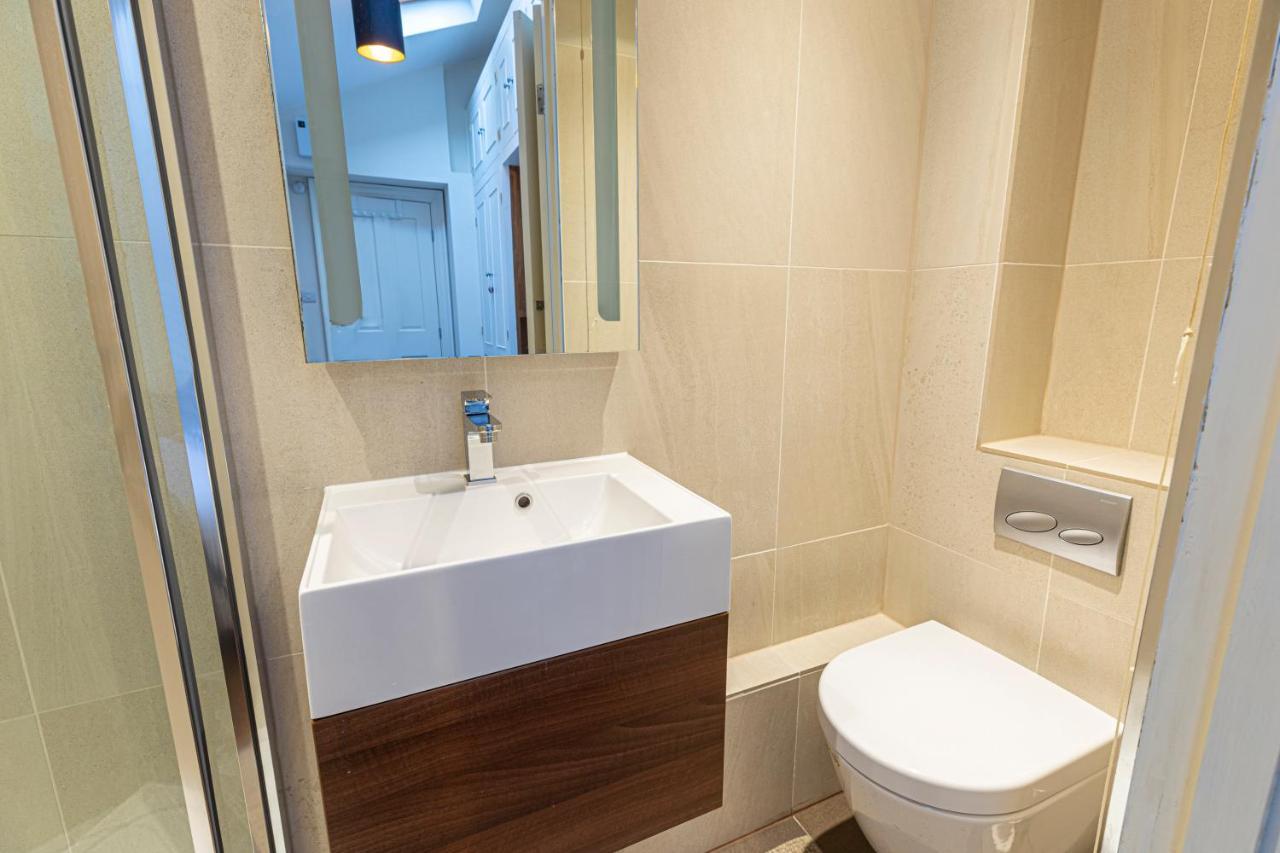 Altido Homely 2-bed Flat With Courtyard London