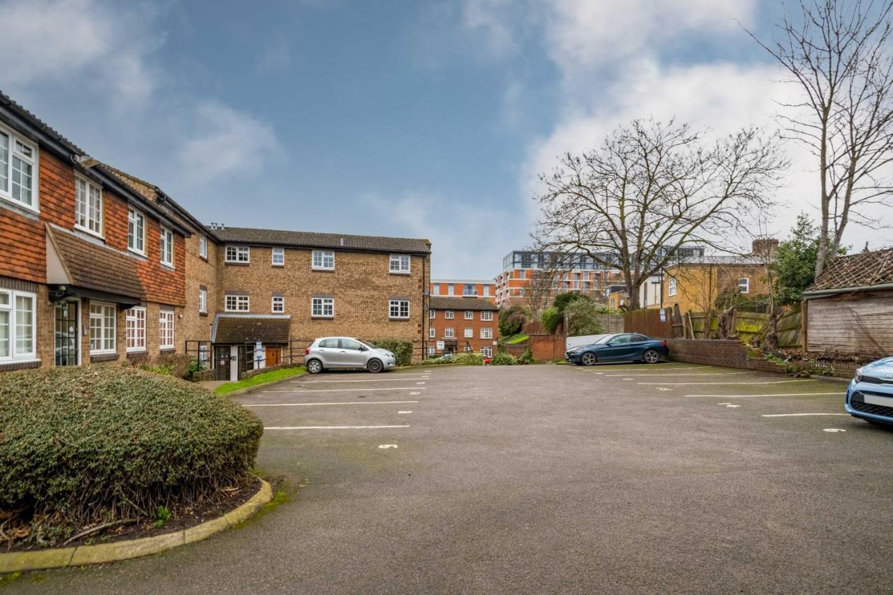 Exclusive In Acton By Underthedoormat * Londra