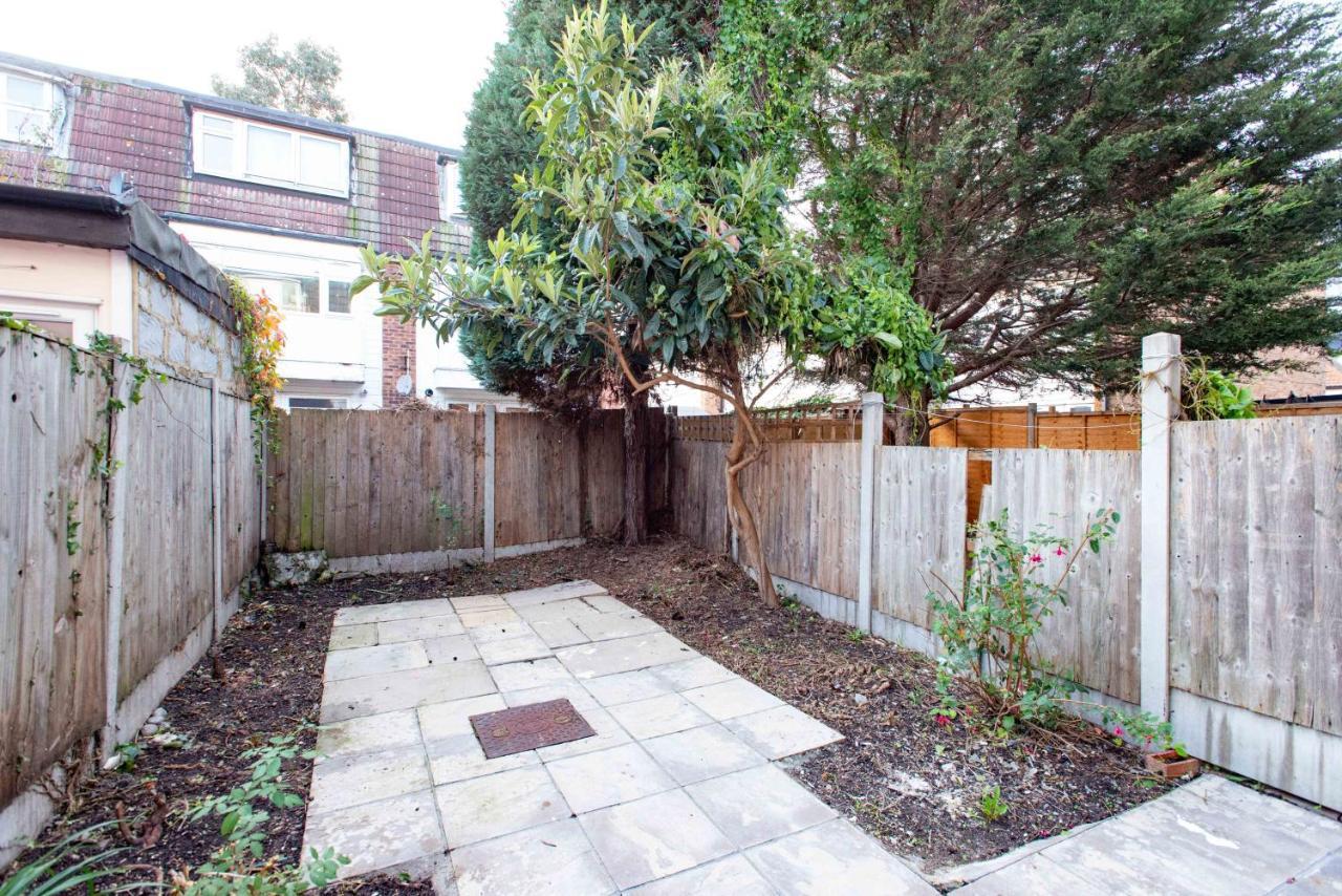 Vakantiehuis Stunning Four Bedroom House Close To Excel, O2 & With Free Parking Londen