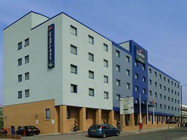 Express Park Royal By Ihg Hotell London