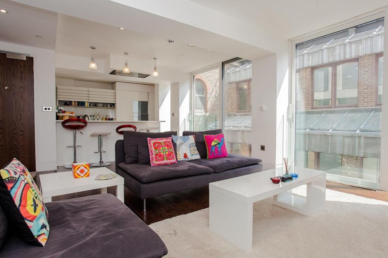 Beautiful Newly Renovated 2 Bed In Bank Apartment *