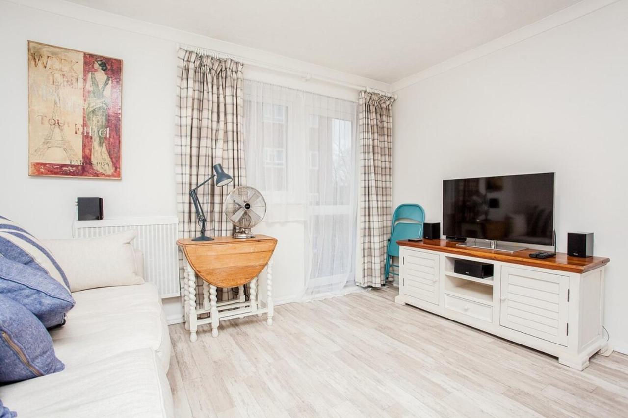 Modern And Spacious 1 Bedroom With Balcony Apartment London