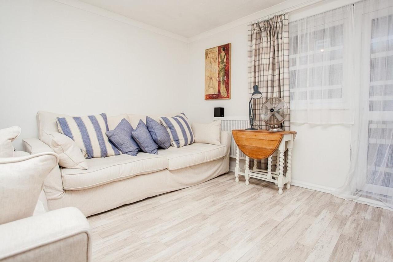 Modern And Spacious 1 Bedroom With Balcony London