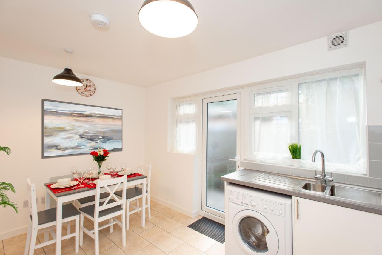 Stunning Four Bedroom House Close To Excel, O2 & With Free Parking Vakantiehuis