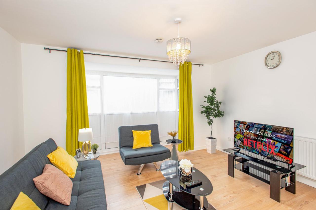 Stunning Four Bedroom House Close To Excel, O2 & With Free Parking Londen