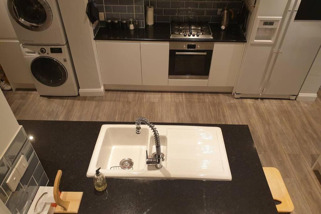 Lejlighed Spacious 2 Bed In Gated Community Up To 6 Guests London