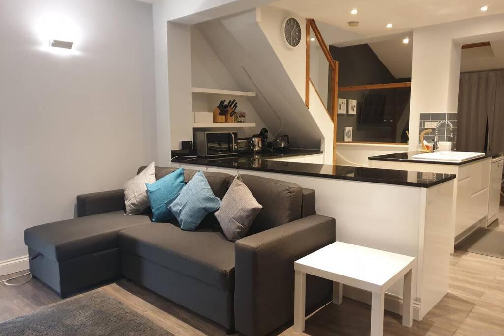 Spacious 2 Bed In Gated Community Up To 6 Guests Lejlighed London