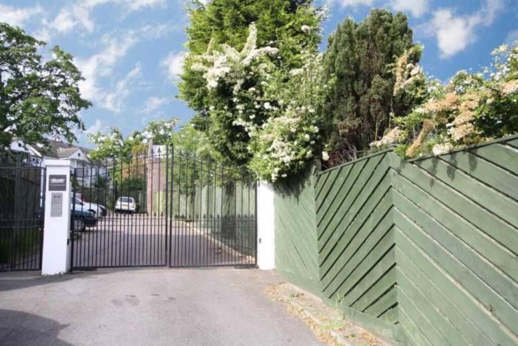 Lejlighed Spacious 2 Bed In Gated Community Up To 6 Guests
