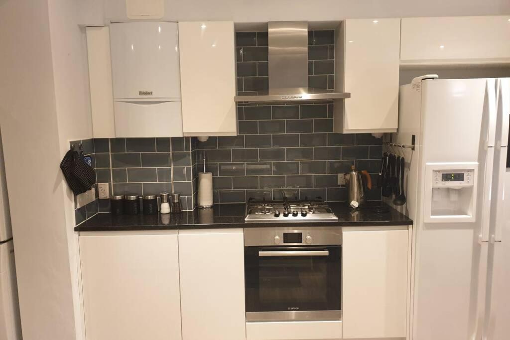 Spacious 2 Bed In Gated Community Up To 6 Guests Londres