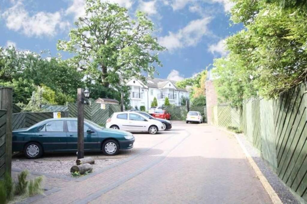 Spacious 2 Bed In Gated Community Up To 6 Guests * Londres