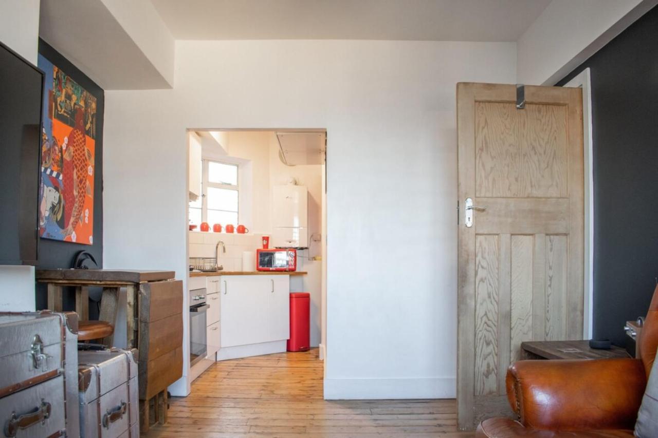 Beautifully Decorated Contemporary 2 Bedroom Flat * Londra