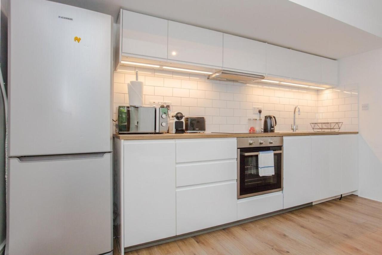Spacious 2 Bedroom Flat For 6 - 10 Mins From Central Leilighet *