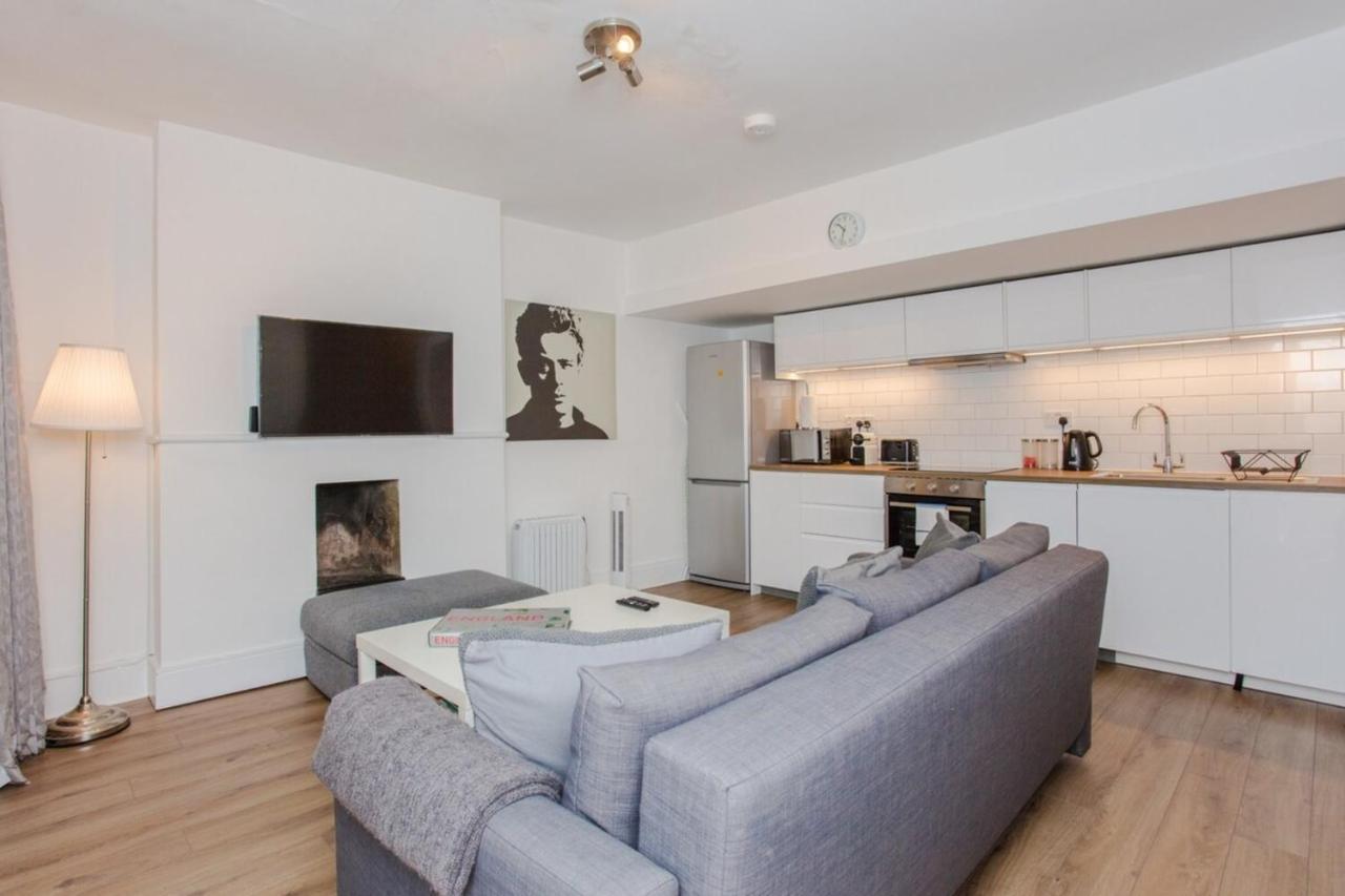 Spacious 2 Bedroom Flat For 6 - 10 Mins From Central Leilighet