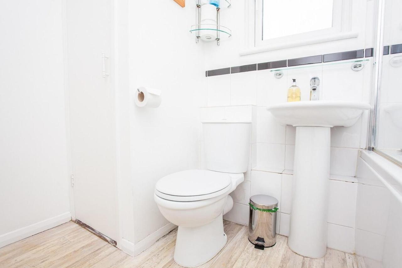 Modern And Spacious 1 Bedroom With Balcony Apartment London
