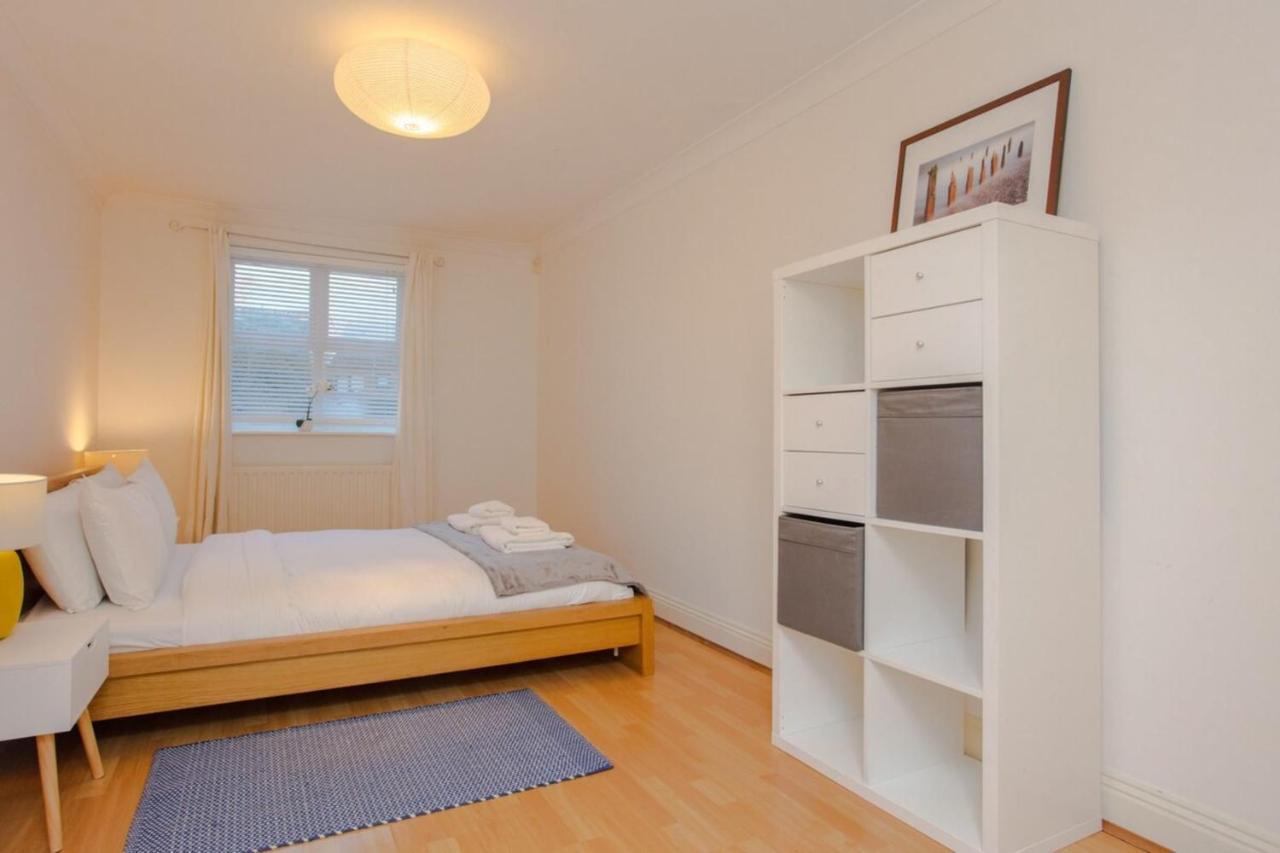 Contemporary 1bedroom Flat In Camberwell Oval London