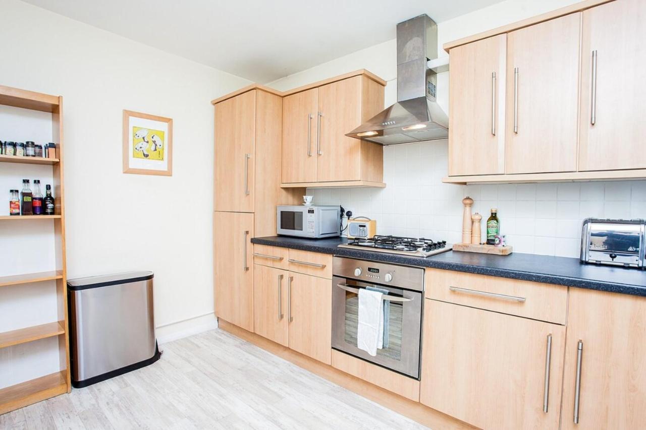 Modern And Spacious 1 Bedroom With Balcony *