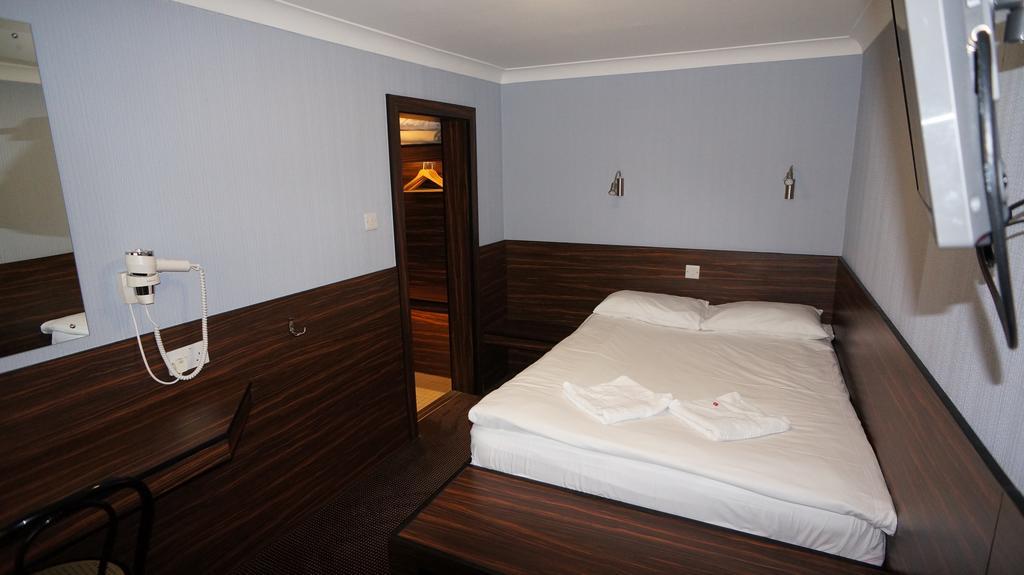 Crestfield Hotell 2*