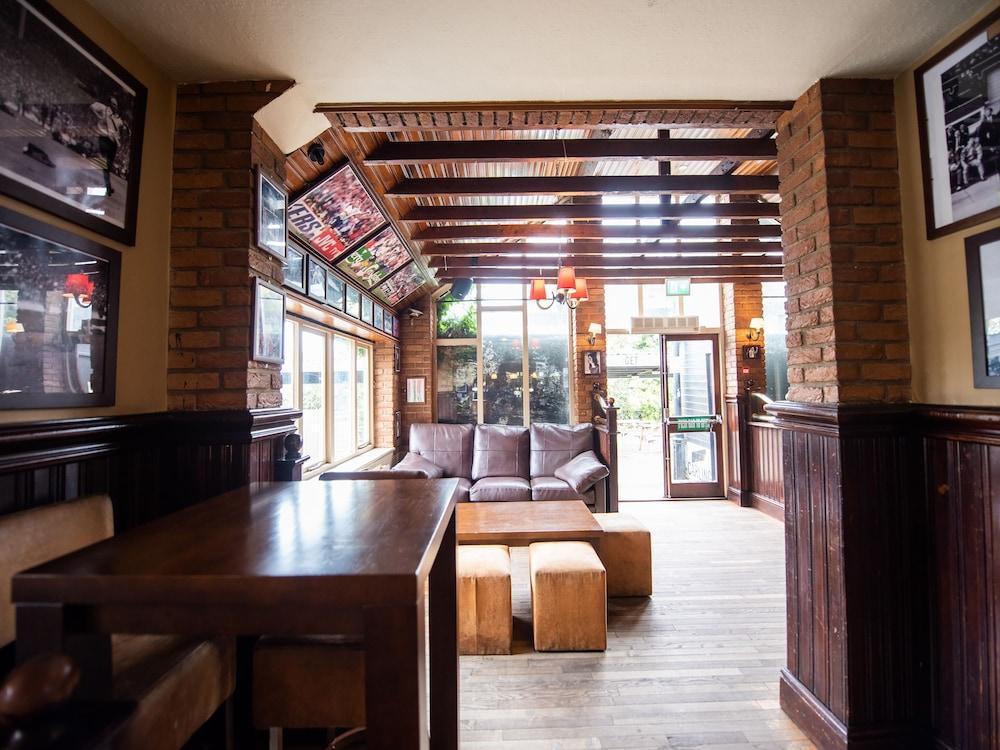 Oyo The Man Pub And