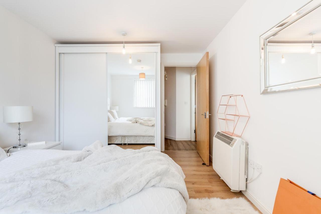 Leilighet *spacious-modern One Bed Flat. Riverside Location*