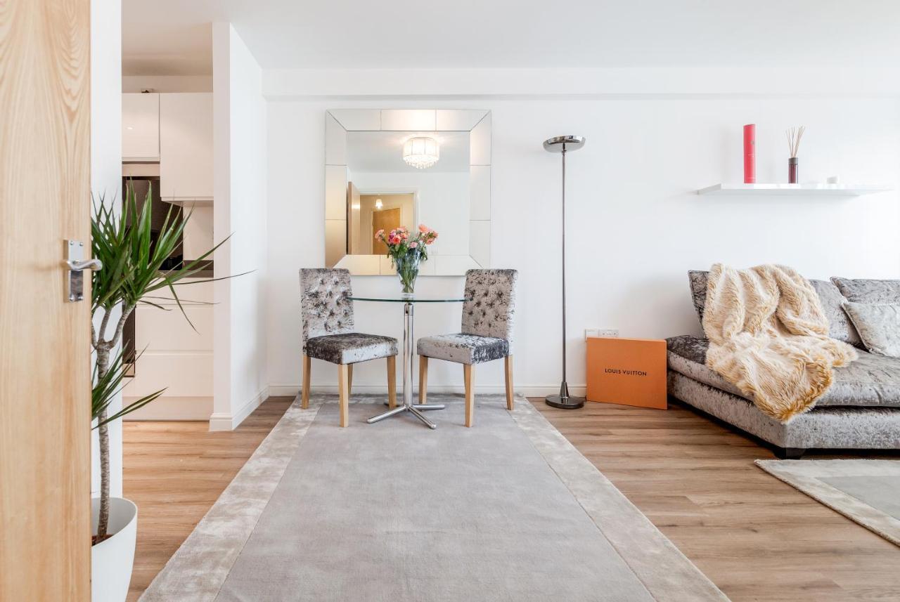*spacious-modern One Bed Flat. Riverside Location* Lejlighed