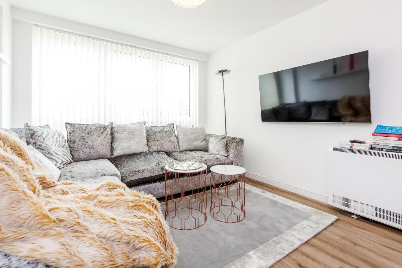 *spacious-modern One Bed Flat. Riverside Location* Leilighet