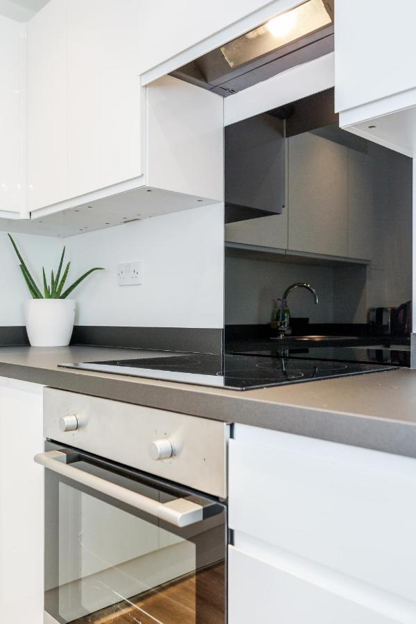 *spacious-modern One Bed Flat. Riverside Location* Leilighet *