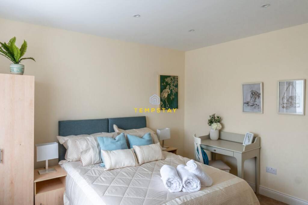 5 Bed/4 Bath At Wembley Stadium & Free Parking * Londen