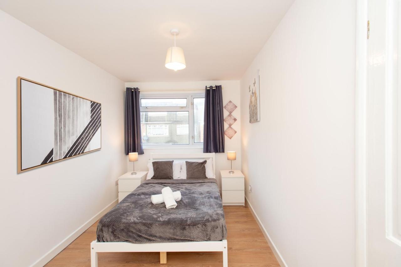 Stunning Four Bedroom House Close To Excel, O2 & With Free Parking Vakantiehuis Londen