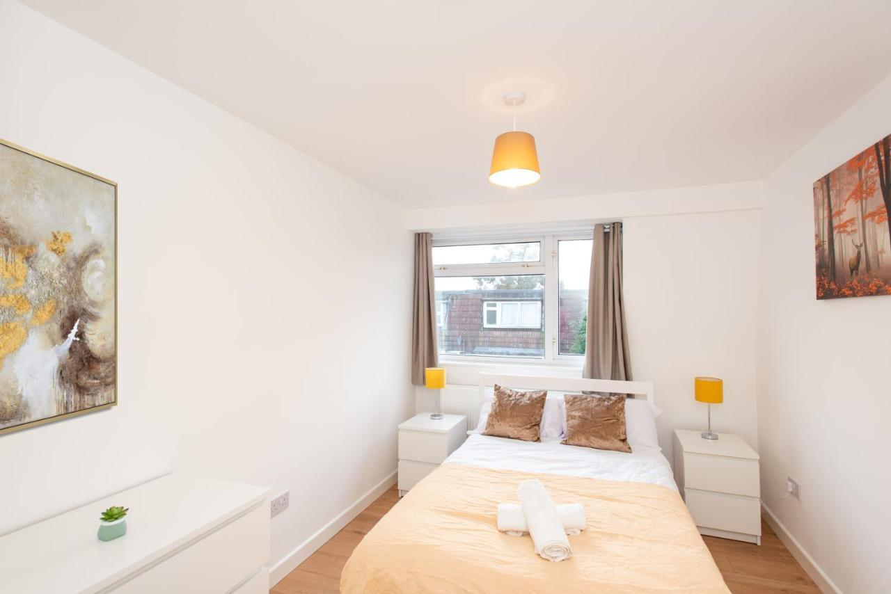 Stunning Four Bedroom House Close To Excel, O2 & With Free Parking Londen