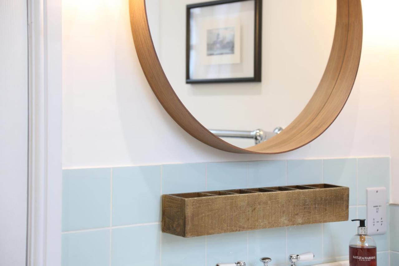 Luxury Bed Just Off The Canal Guest house London