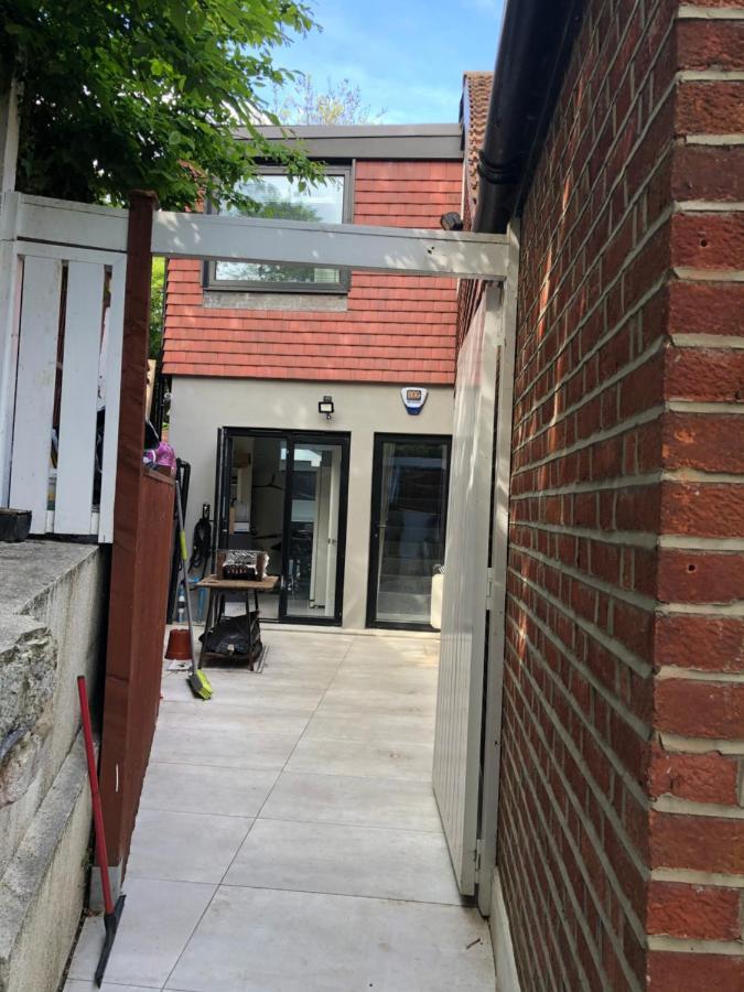 Self Contained Ensuite Double Bedroom With Own Entrance Free Off Street Parking Alloggio in famiglia Londra